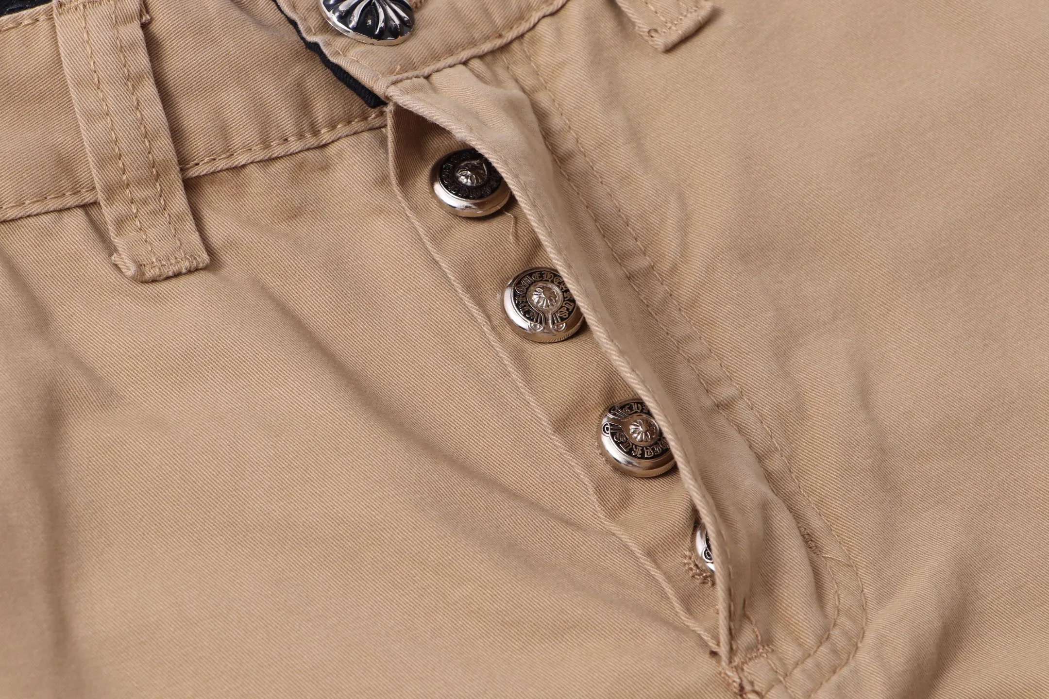 P220 model number: H70 ChromeHearts & Chrome Heart Khaki clean casual pants and jeans, original hardware accessories, washed and other hanging tags, QR code analysis is from the original factory, high degree of restoration, you are welcome to compare the products~ Three-dimensional version, loose and comfortable, not picky about the figure, taller and slimmer, factory Seiko, original quality control, same style for men and women, can be matched with couples, versatile recommendation, must-have jeans for all seasons, fashionable people have been disappointed From the quality selection of fabrics, the tailoring of details, and the matching of patterns, everything is impeccable! The upper body is so handsome when worn...it can be easily worn by men, women and children! The craftsmanship is made of heavy-duty washed pure cotton denim fabric. After washing, it is soft and thick and looks very stylish when worn. Size: 28, 30, 32, 34, 36 (S-XXL) Color: Khaki